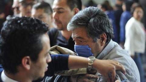 Un hombre es vacunado contra la influenza en un puesto de vacunación.