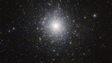 Fotografía facilitada por el Observatorio Austral Europeo (ESO) en la que se ve el cúmulo globular 47 Tucanae, en la constelación austral de Tucana (El Tucán), en una nueva imagen captada por el telescopio VISTA.