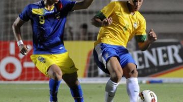El jugador de Brasil, Doria (der.) pelea por la pelota con el jugador de Ecuador, Miguel Parrales, durante el partido del Sub-20.
