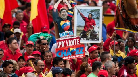 CAR07. CARACAS (VENEZUELA), 10/01/2013. Seguidores del presidente venezolano Hugo Chávez se concentran hoy, jueves 10 de enero de 2013, en los alrededores del Palacio de Miraflores en Caracas (Venezuela) para participar en la concentración convocada por el Partido Socialista Unido de Venezuela (PSUV) en la jornada en que el mandatario debía asumir el cargo para el periodo 2013-2019. EFE/ Miguel Gutiérrez