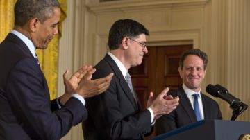 El presidente  Barack Obama (i),junto  al nuevo secretario del Tesoro, Jack Lew (c), sucesor en el cargo de Tim Geithner (d).