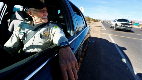 Un voluntario patrulla afuera de una escuela en el condado de Maricopa como parte de un programa implementado por el controversial Sheriff Joe Arpaio.