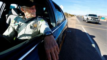 Un voluntario  patrulla afuera de una escuela en el condado de Maricopa como parte de un programa implementado por el controversial Sheriff Joe Arpaio.
