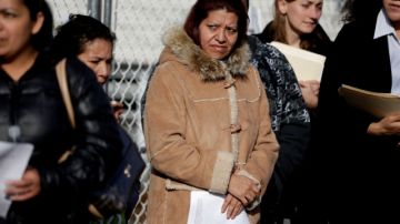 María Raquel Sánchez junto a otras personas participa en una conferencia de prensa en  Staten Island, el 18 de diciembre de 2012, sobre los efectos devastadores del huracán Sandy en las comunidades inmigrantes de ese condado neoyorquino.