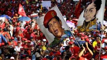 Aliados del presidente venezolano Hugo Chávez ondean imágenes del mandatario y del libertador Simón Bolívar en Caracas.