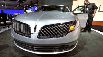 La Lincoln presentó su nuevo modelo MKS sedán. Es un auto que ahorra mucho en combustible. Arriba un detalle del interior. Es más espacioso.