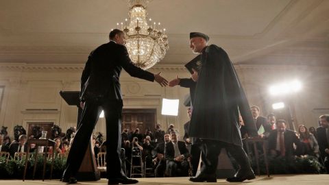 El presidente Obama acuerda con su homólogo afgano Hamid Karzai acelerar la transición de seguridad en la nación asiática.