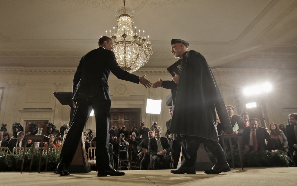 El presidente Obama acuerda con su homólogo afgano Hamid Karzai acelerar la transición de seguridad en la nación asiática.