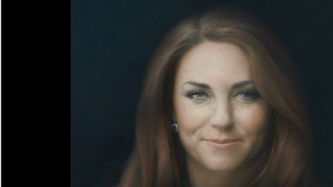 Imagen distribuida por la National Portrait Gallery (NPG), que muestra el primer retrato oficial de la duquesa de Cambridge, Catalina, realizado por el artista escocés Paul Emsley.