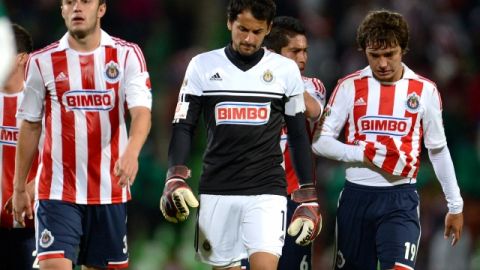 Jugadores de Chivas dejan la cancha del Estadio Corona luego de caer en la segunda jornada de la Liga MX.