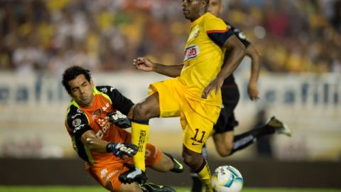 'Chucho' Benítez, autor del segundo gol, saca al portero Édgar Hernández en acción del juego de ayer en el Víctor M. Reyna.