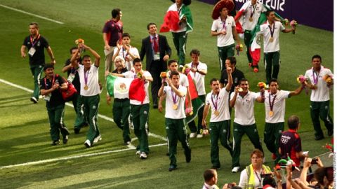 El Tri Olímpico celebra en el campo tras ganar la medalla de oro en los Juegos Olímpicos de Londres 2012.