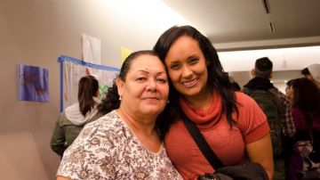 En la foto de archivo, la joven activista Erika Andiola posa con  su madre María, quien fue liberada a punto de ser deportada.