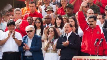 Tres presidentes, Evo Morales, José Mujica y Daniel Ortega,  acompañan al   vicepresidente venezolano, Nicolás Maduro durante la manifestación realizada el jueves, día en que debía tomar posesión Hugo Chávez, quien se encuentra en Cuba.
