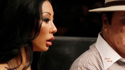 Pete Rose y su novia Kiana Kim durante una velada de boxeo en Oakland.