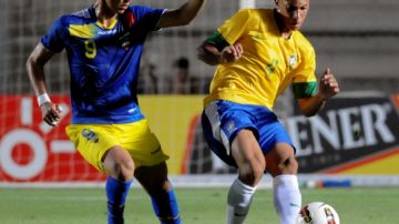 El brasileño Doria controla el esférico ante la marca del ecuatoriano Miguel Parrales en el partido que finalizó igualado 1-1. Hoy, Brasil tiene un partido difícil.