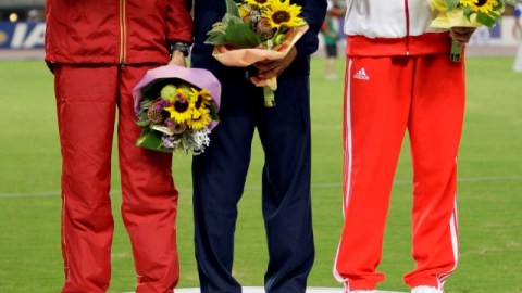 El ecuatoriano Jefferson Pérez (c), ganador del oro, junto al español Francisco Javier 'Paquillo' Fernández (izq), plataen los 20 Kilómetros Marcha en Japón. )