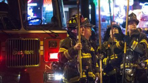 Tan cercano como anoche, las autoridades radicaron cargos contra Wei Chu Wu, de 45 años, por, alegadamente, haber provocado un incendio que destruyó un edificio en la calle Spring, en Soho.