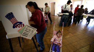 Una hispana ejerce su derecho al voto en California.