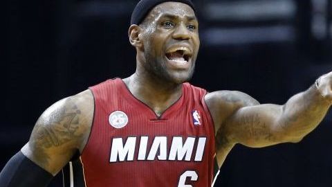 El alero de los Heat de Miami, LeBron James, aportó 20 puntos.
