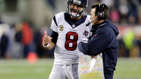Matt Schaub y Gary Kubiak, QB y entrenador en jefe de los Houston Texans de la NFL.