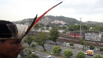 Indígenas resisten la demolición del Museo de Indio en Río de Janeiro.