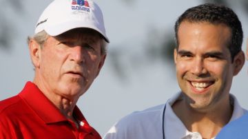El joven abogado George P. Bush (d.) jcomparte unto a su tío, el expresidente George W. Bush (i.)  durante un evento realizado en Irving, Texas.