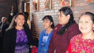Unas  guatemaltecas lucen sus atuendos tradicionales durante la celebración del Cristo Negro de Esquipulas en la parroquia St. Dominic en Bay Ridge, Brooklyn.