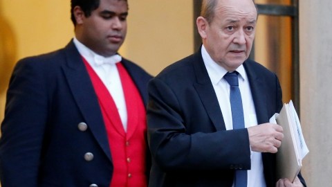 El Ministro de Defensa francés,   Jean-Yves Le Drian, abandona el Palacio del Elíseo en París, luego de una reunión de emergencia.