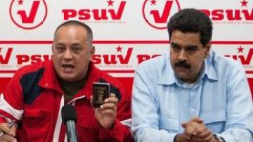 El presidente de la Asamblea Nacional venezolana, Diosdado Cabello (izq.), y el vicepresidente Nicolás Maduro, llegaron a Cuba el fin de semana junto a otros altos cargos del Gobierno.