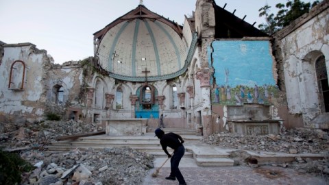 Un trabajador limpia el piso de la iglesia de Santa Ana, completamente dañada por el terremoto que dejó más de 300,000 muertos.