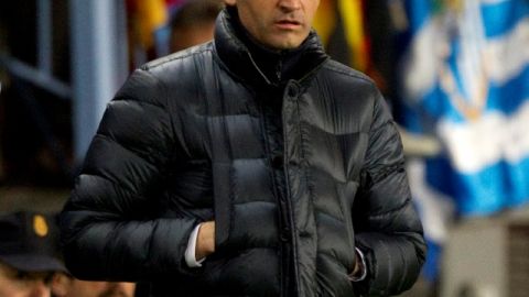 Tito Vilanova observa el juego.
