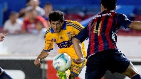 Damián Álvarez (izq.), autor del primer gol de  Tigres, maniobra ante la  vigilancia de Luis Venegas, de  los Potros, en el partido de ayer.