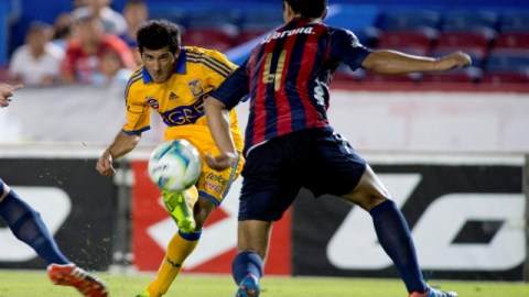 Damián Álvarez (izq.), autor del primer gol de Tigres, maniobra ante la vigilancia de Luis Venegas, de los Potros, en el partido de ayer.
