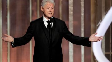 El expresidente Bill Clinton presentó la película 'Lincoln' nominada a un Globo de Oro durante la ceremonia realizada anoche en Beverly Hills, California.