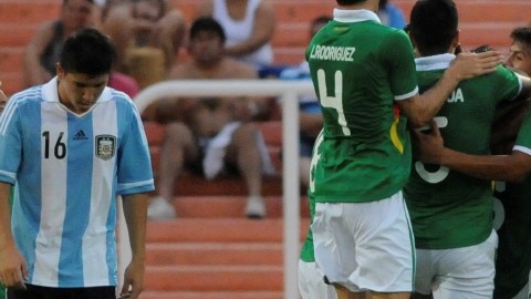 Danny Bejarano es rodeado por sus compañeros tras anotar el primer gol de Bolivia ante la selección albiceleste en el duelo de ayer.