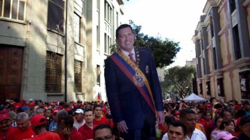 Seguidores de Hugo Chávez cargan una imagen del presidente venezolano, durante una ceremonia simbólica.