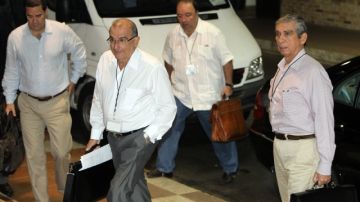 El exvicepresidente de Colombia Humberto de la Calle (c), el excomandante del Ejército  Jorge Enrique Mora Rangel (d), y demás miembros del equipo negociador.