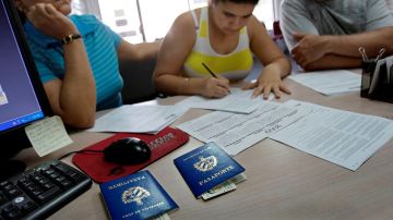 Para obtener un pasaporte en Cuba se fijan una serie de requisitos como no estar sujeto a procesos penales ni tener pendiente el cumplimiento de sanciones penales o medidas de seguridad.