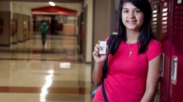 Marisol Castro Soto sostiene el rastreador GPS que usa para  evitar  'saltarse las clases'.