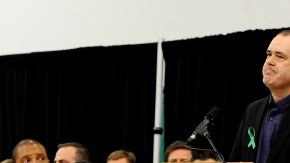 David y Francine Wheeler, padres de Benjamin —quien murió  en la masacre ocurrida el mes pasado en la Escuela Primaria Sandy Hook— participan en una rueda de prensa  en Newtown, Connecticut.