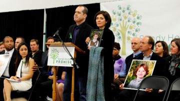 David y Francine Wheeler, padres de Benjamin —quien murió  en la masacre ocurrida el mes pasado en la Escuela Primaria Sandy Hook— participan en una rueda de prensa  en Newtown, Connecticut.