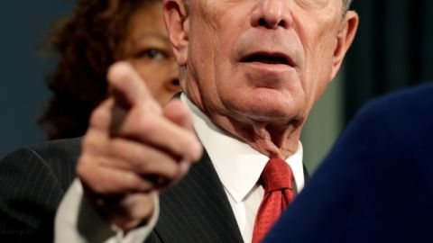 El alcalde de Nueva York, Michael Bloomberg, insistió en su posición por un mayor control de las armas de fuego y pidió una acción más decidida del Congreso.