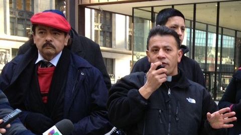 Pie de foto: Organizadores de la marcha  en una conferencia de prensa realizada hoy a las afueras de la Plaza Daley.