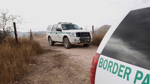 Dos agentes de la estación de Nogales de la unidad de vehículos de todo terreno encontraron a las mujeres después de recibir la llamada de uno de sus esposos.