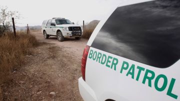 Dos agentes de la estación de Nogales de la unidad de vehículos de todo terreno encontraron a las mujeres después de recibir la llamada de uno de sus esposos.