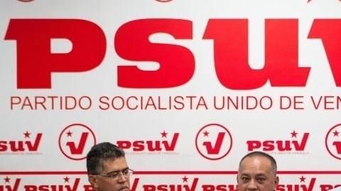 El presidente de la Asamblea Nacional, Diosdado Cabello (c) y el militante del Partido Unido Socialista de Venezuela (PSUV) Elias Jaua (i) participaron ayer en una rueda de prensa del movimiento político, en Caracas.