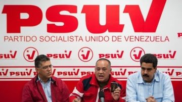 El presidente de la Asamblea Nacional, Diosdado Cabello (c) y el militante del Partido Unido Socialista de Venezuela (PSUV) Elias Jaua (i) participaron ayer en una rueda de prensa del movimiento político, en Caracas.