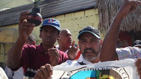Seguidores del expresidente Hipólito Mejía expresaron su descontento con el proceso disciplinario al que lo sometió el partido.