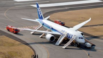 Tras varias averías en sus aviones Boeing 787, las aerolíneas japonesas ANA y JAL suspenden operaciones en ellos.